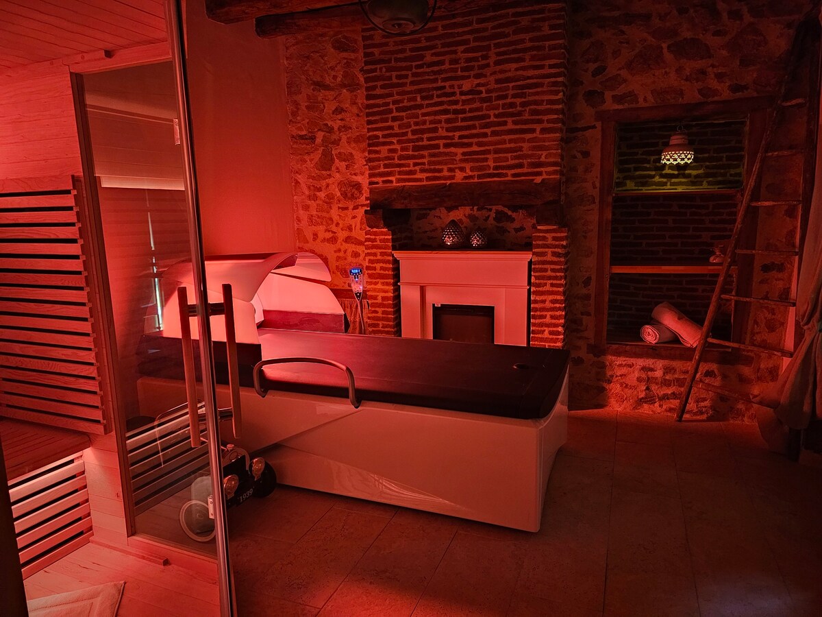 Spa de nage, sauna et lit hydromassant privatifs