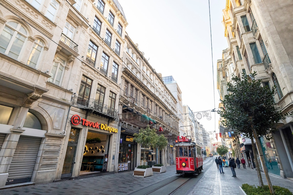 设计公寓，位于塔克西姆历史悠久的伊斯蒂克拉尔街（ Istiklal St. ）