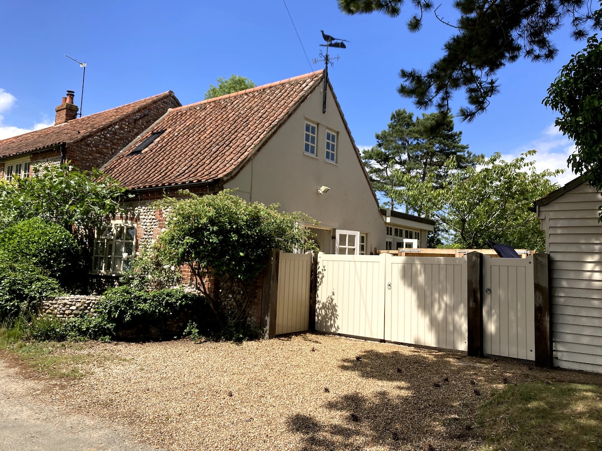 Flint cottage Hindringham close to N Norfolk coast