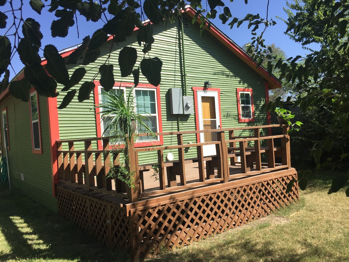 Cozy 2 bedroom German Cottage.