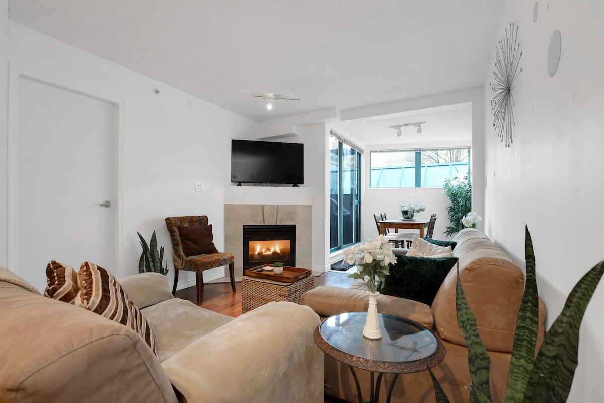 Cozy Downtown Vancouver Condo, fireplace & jacuzzi