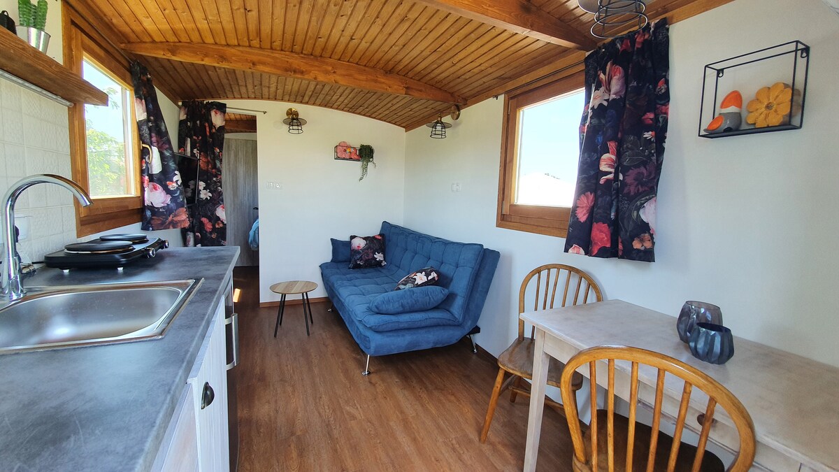 独一无二的Judith度假木屋，配备卫生间、厨房和空调