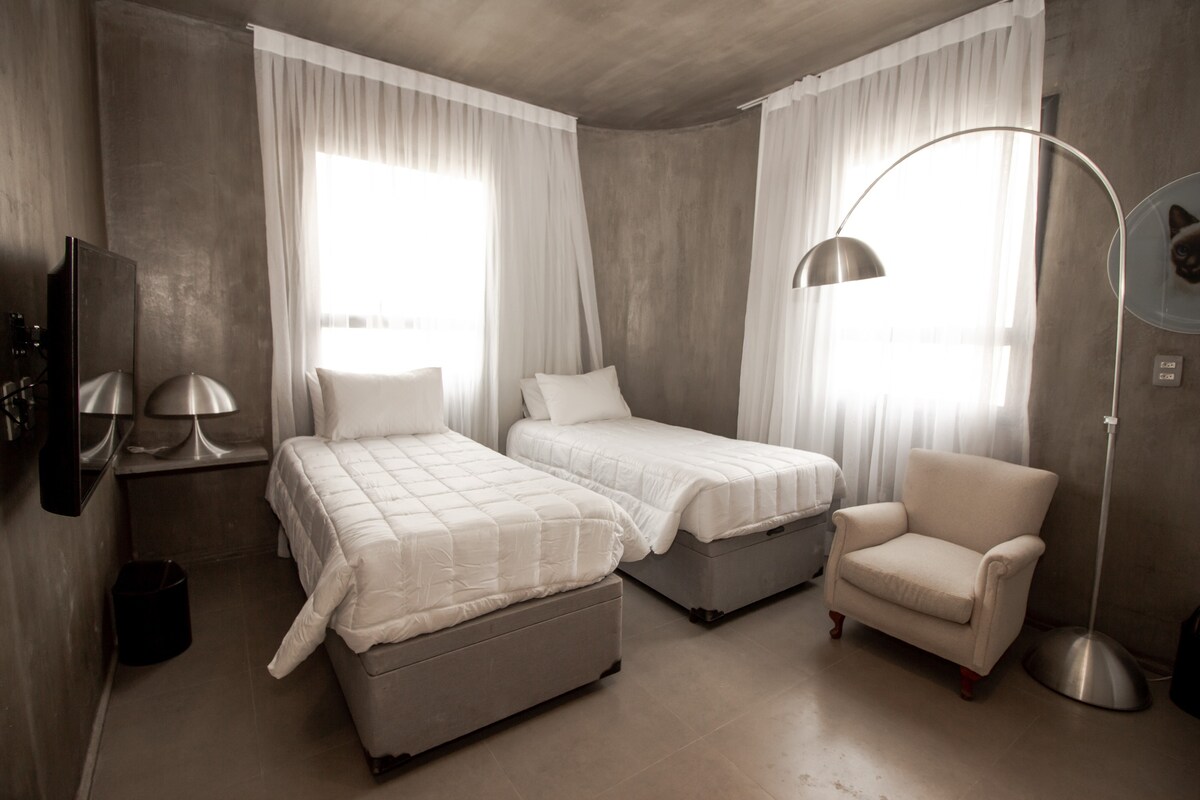 现代化的卧室，配有2张1米宽单人床！
