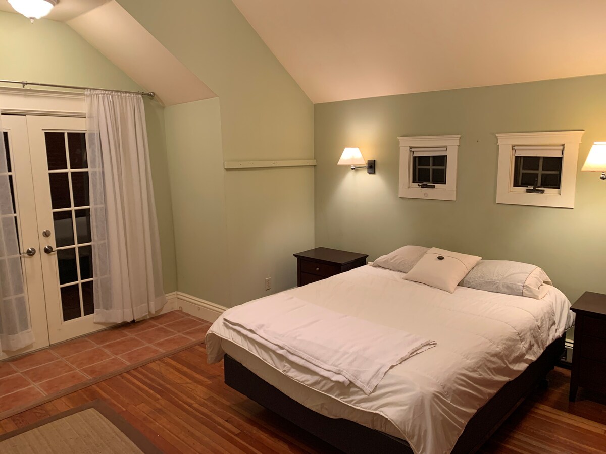 萨拉托加市中心可爱的2卧室阁楼。