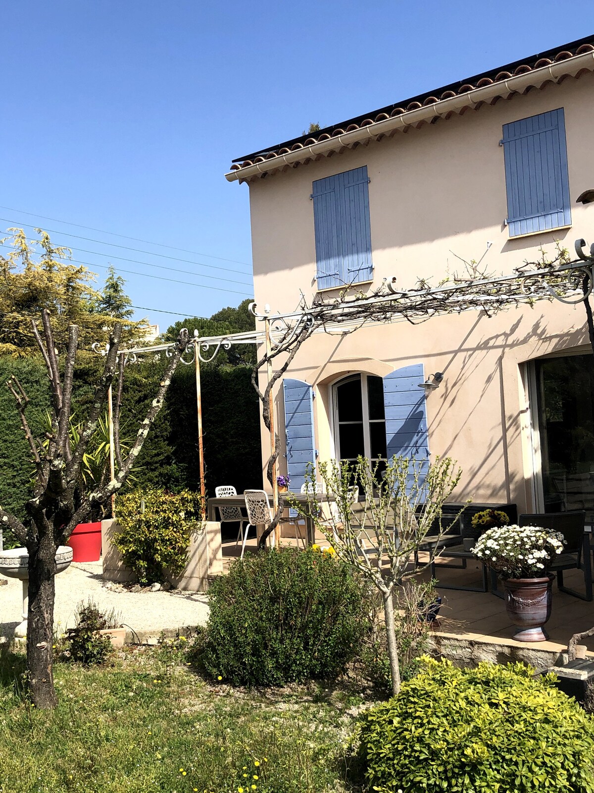 Chambre au calme et petit déjeuner, SDB, parking .