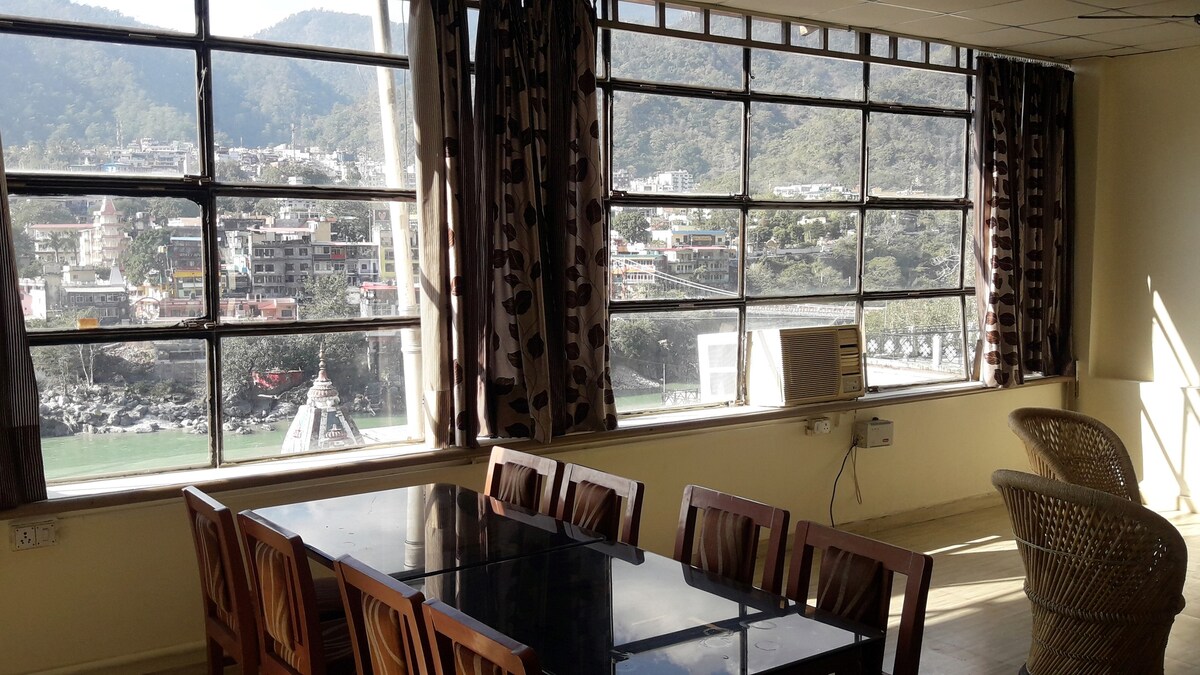 可爱的单间公寓，可欣赏Rishikesh的甘加景观