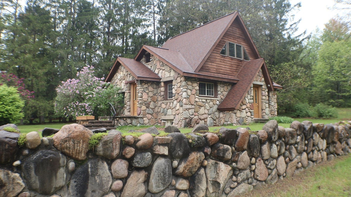 Cozy Stone House & Pub w/20 acres of outdoor fun