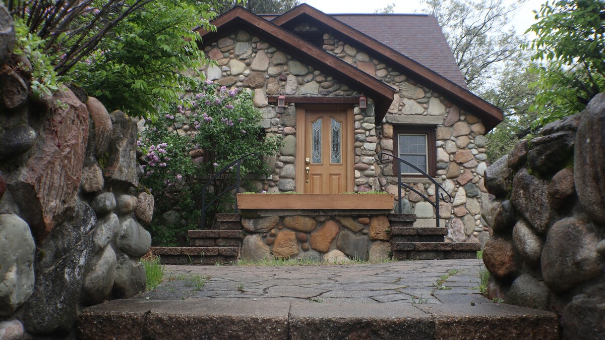 Cozy Stone House & Pub w/20 acres of outdoor fun