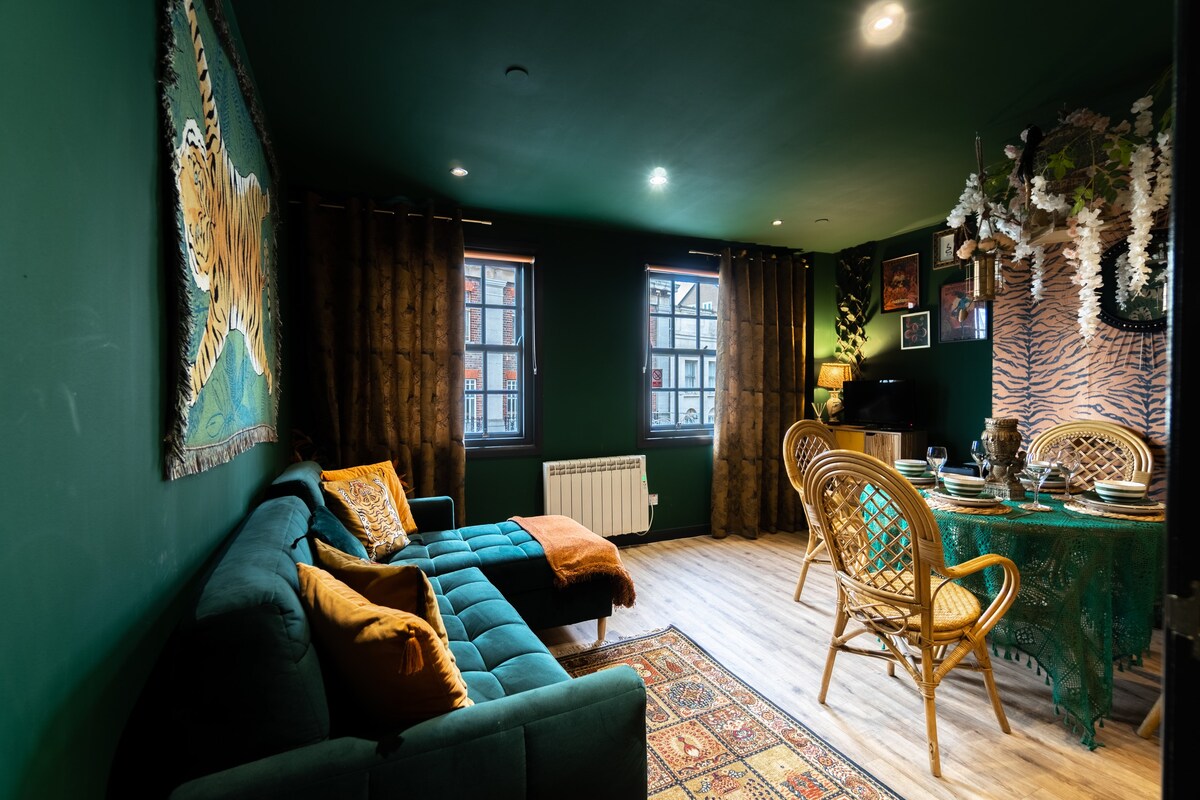 The Emerald Suite by Margate Suites
