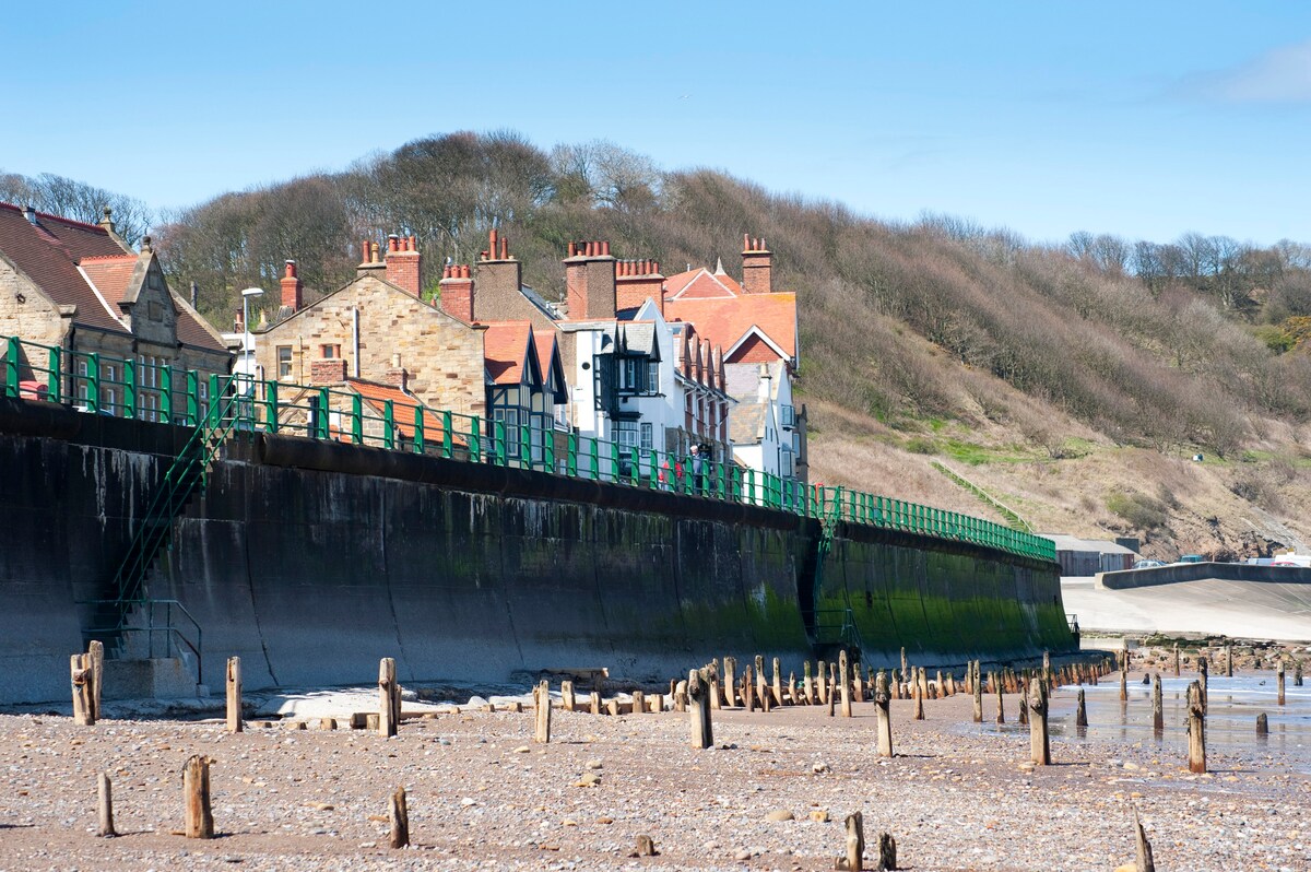 Lovely 2 bedroom Holiday Home, right on the Beach.