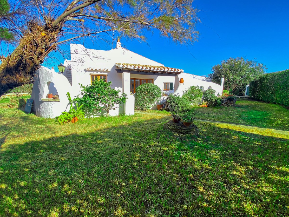 Villa con piscina privada y gran jardín