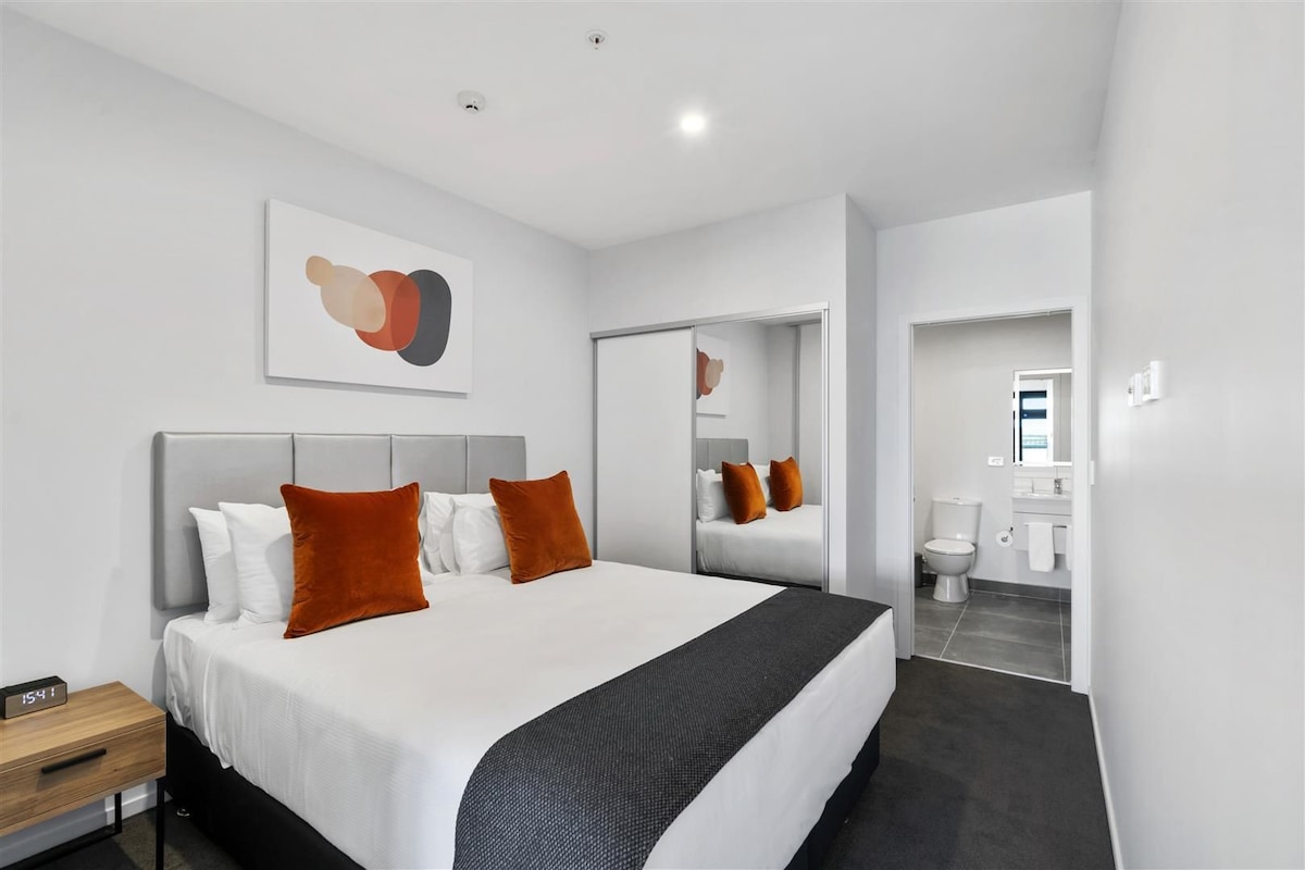 NEW One-Bedroom Deluxe Hotel Apartment - Top Floor