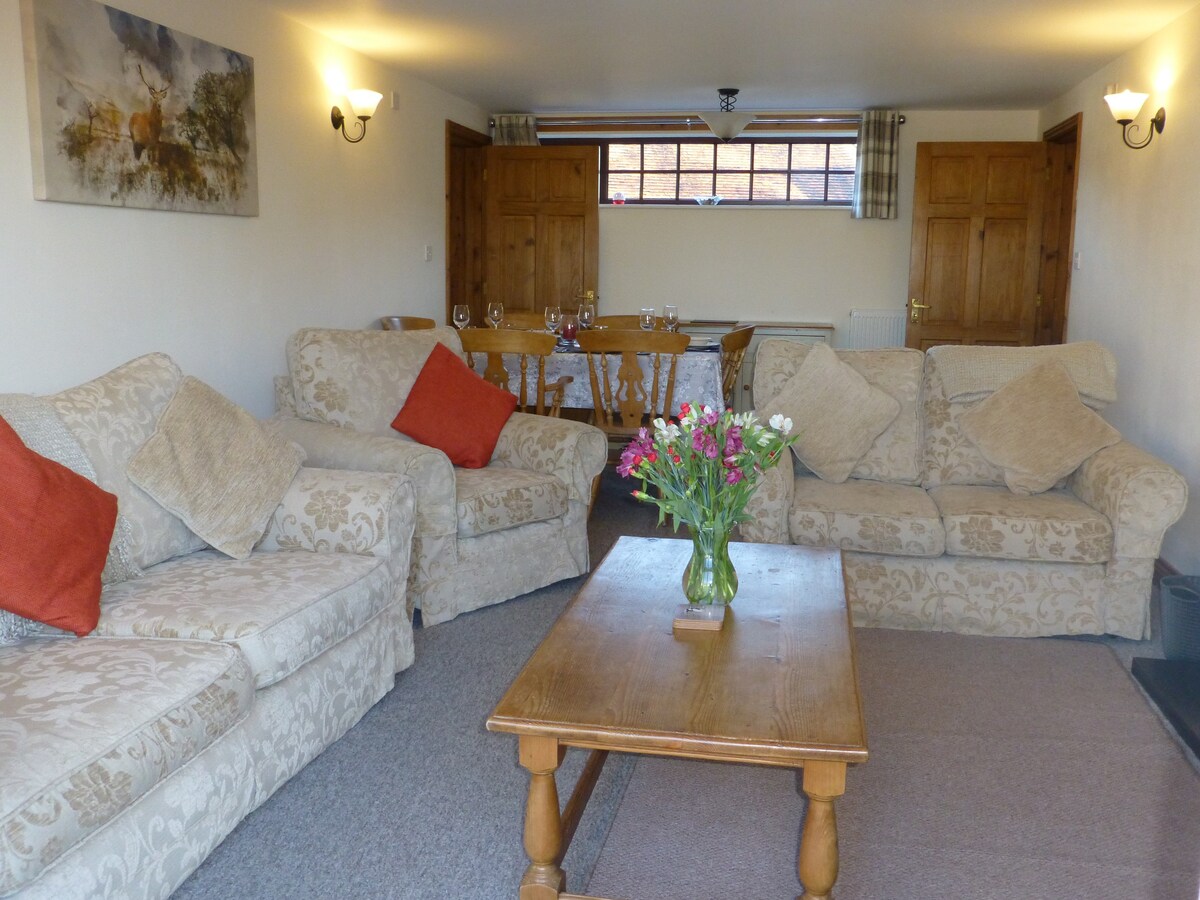 Comfy 2 bedroom cottage with enclosed patio/garden