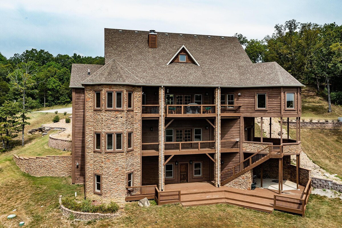 Large vacation home in Branson with amazing views!