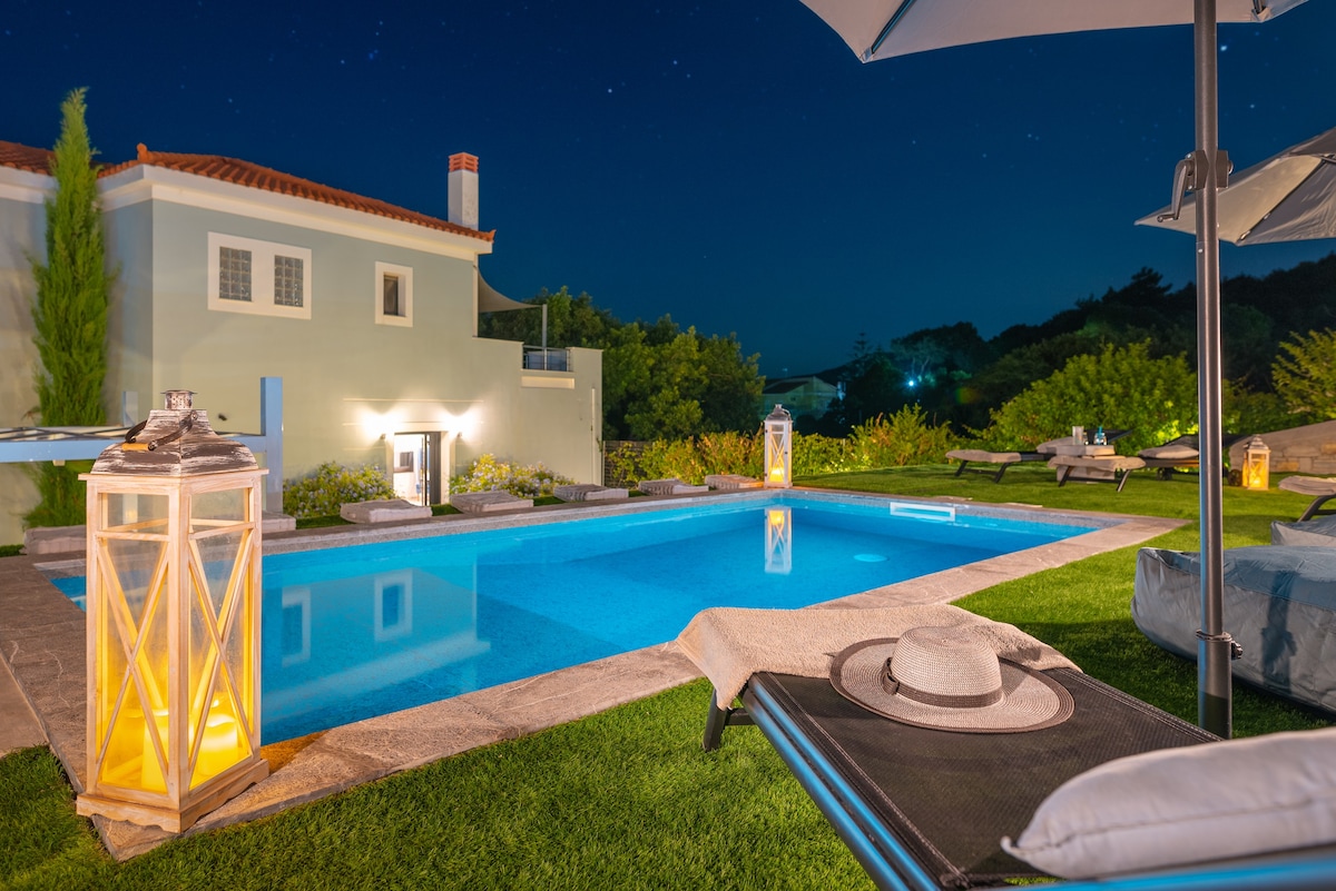 Villa Tania with a pool, Beach Front and Sea View