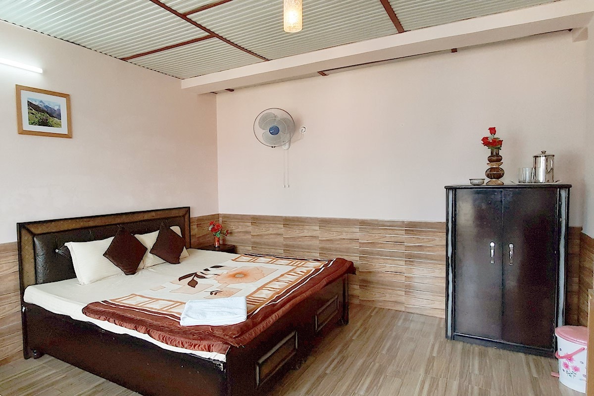 Sahaj Homestay Naddi - 1间卧室，配备1张双人床