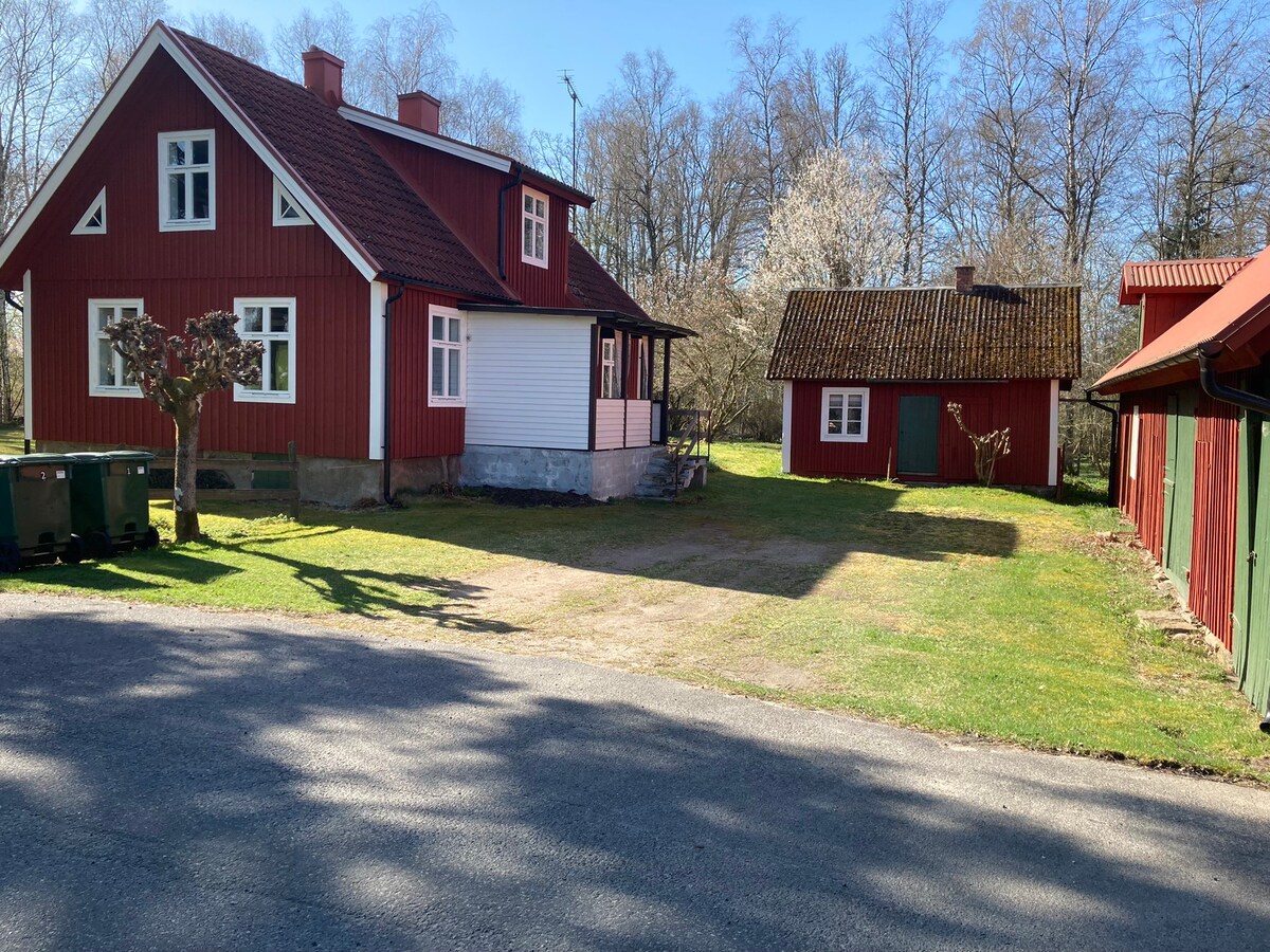 乡村两层的红色小屋。