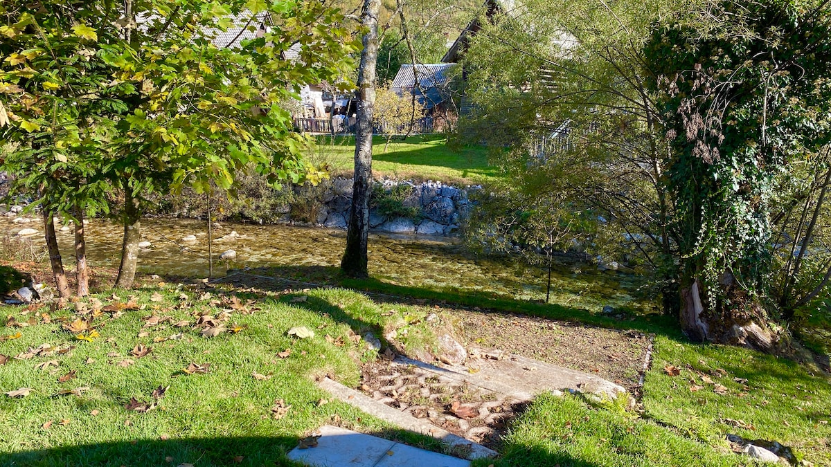 博希尼湖（ Lake Bohinj ） -河畔甜蜜村庄小屋