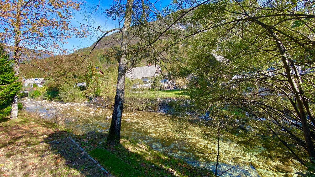 博希尼湖（ Lake Bohinj ） -河畔甜蜜村庄小屋