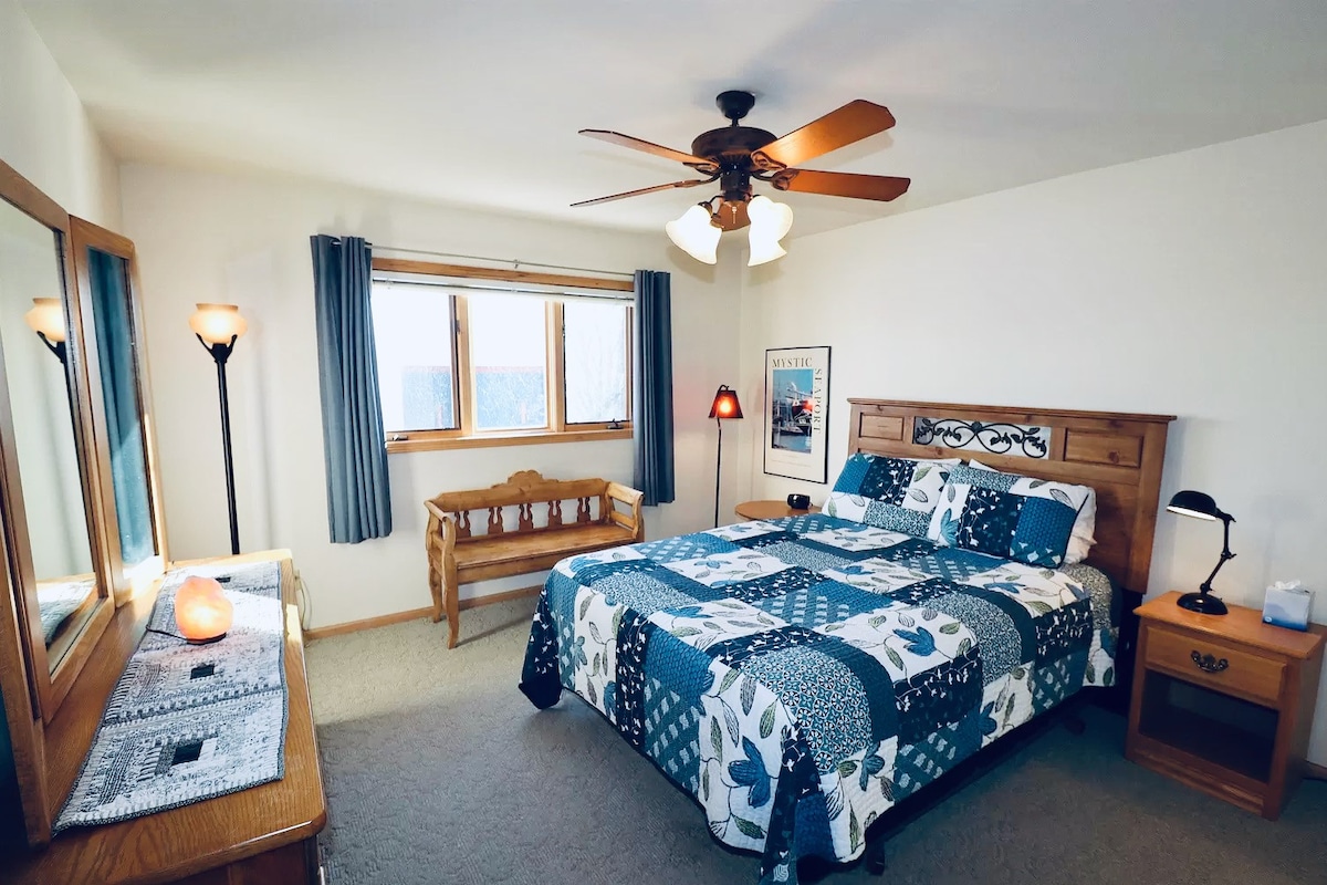 Lakeview Condo: Downtown Bayfield, Beach, Deck