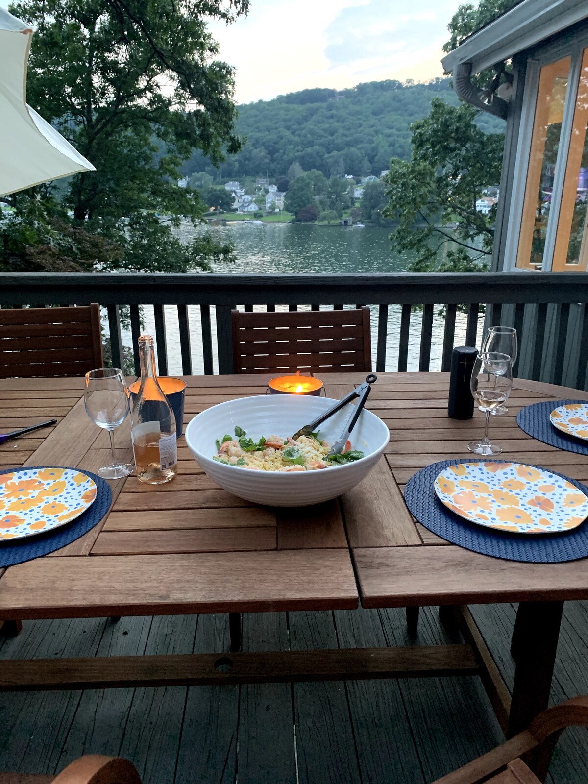 迷人的Candlewood Isle Lakefront Cottage