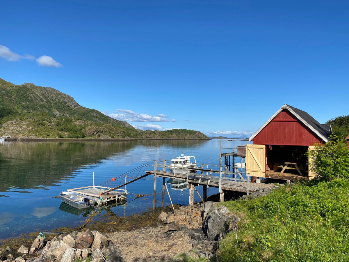 Nydelig hus med eget naust og brygge i Lofoten!