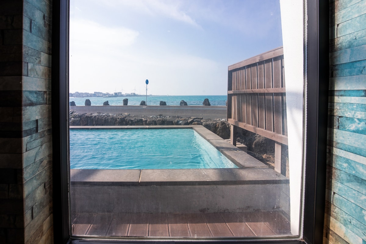 位于济州岛泳池别墅（ Jeju Pool Villa Aquavourt ）的美丽住宿_含早餐