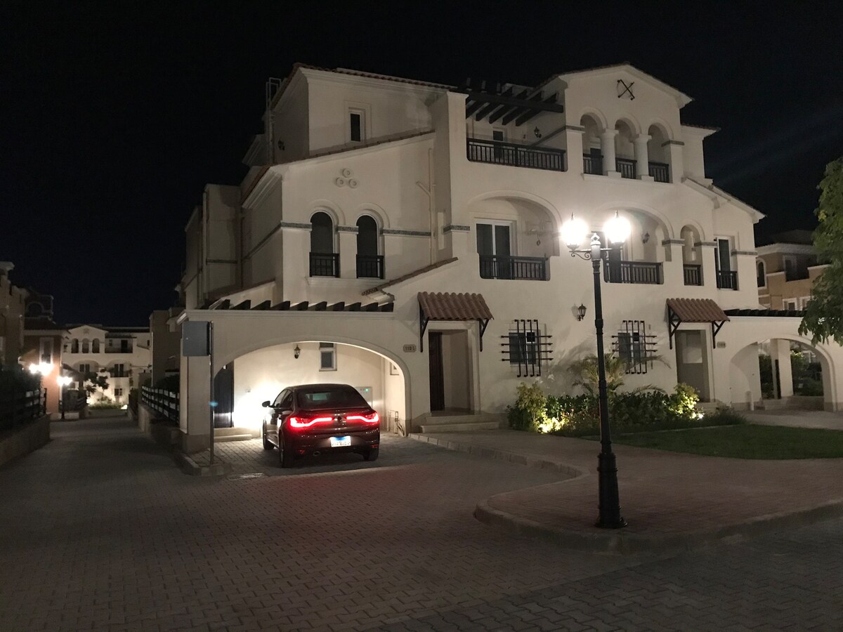 Spacious villa in Jewar compound in King Mariot
