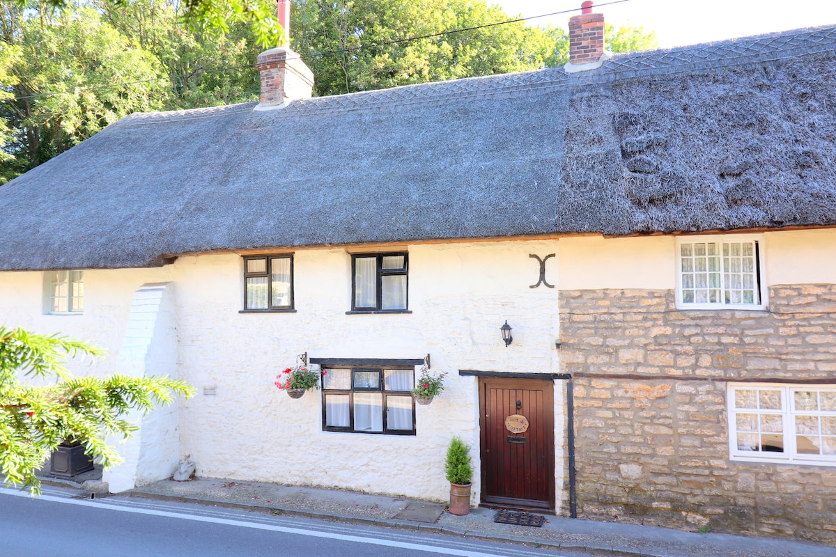 Lulworth Cove Dorset的美丽茅草小屋