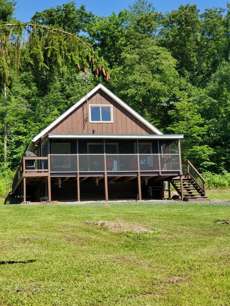 Three Valley Villa - A cozy, cabin getaway