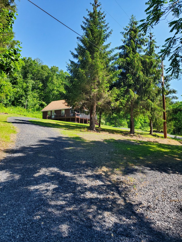 Three Valley Villa - A cozy, cabin getaway