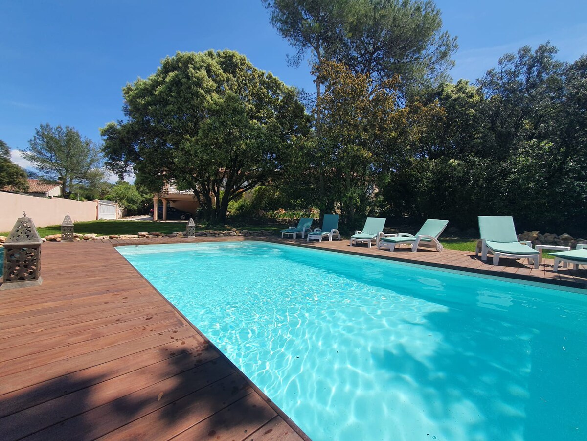 Villa piscine vue Pic St Loup proche Montpellier