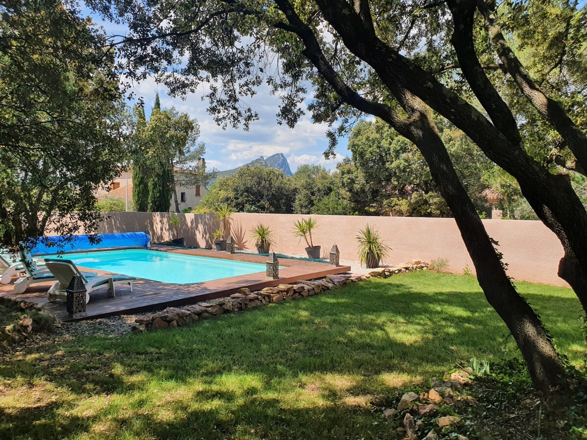 Villa piscine vue Pic St Loup proche Montpellier