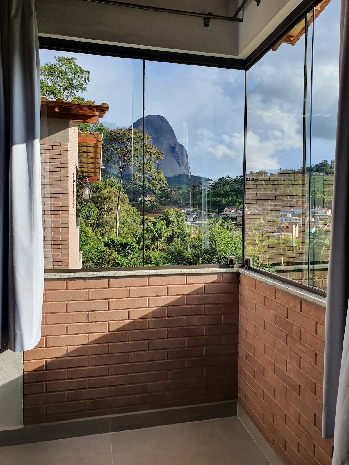 俯瞰Pedra Azul的单卧室公寓
