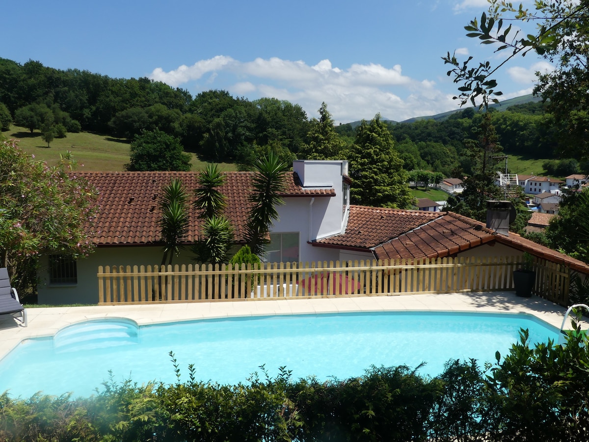 Belle villa 4 étoiles /calme /vue montagne/piscine