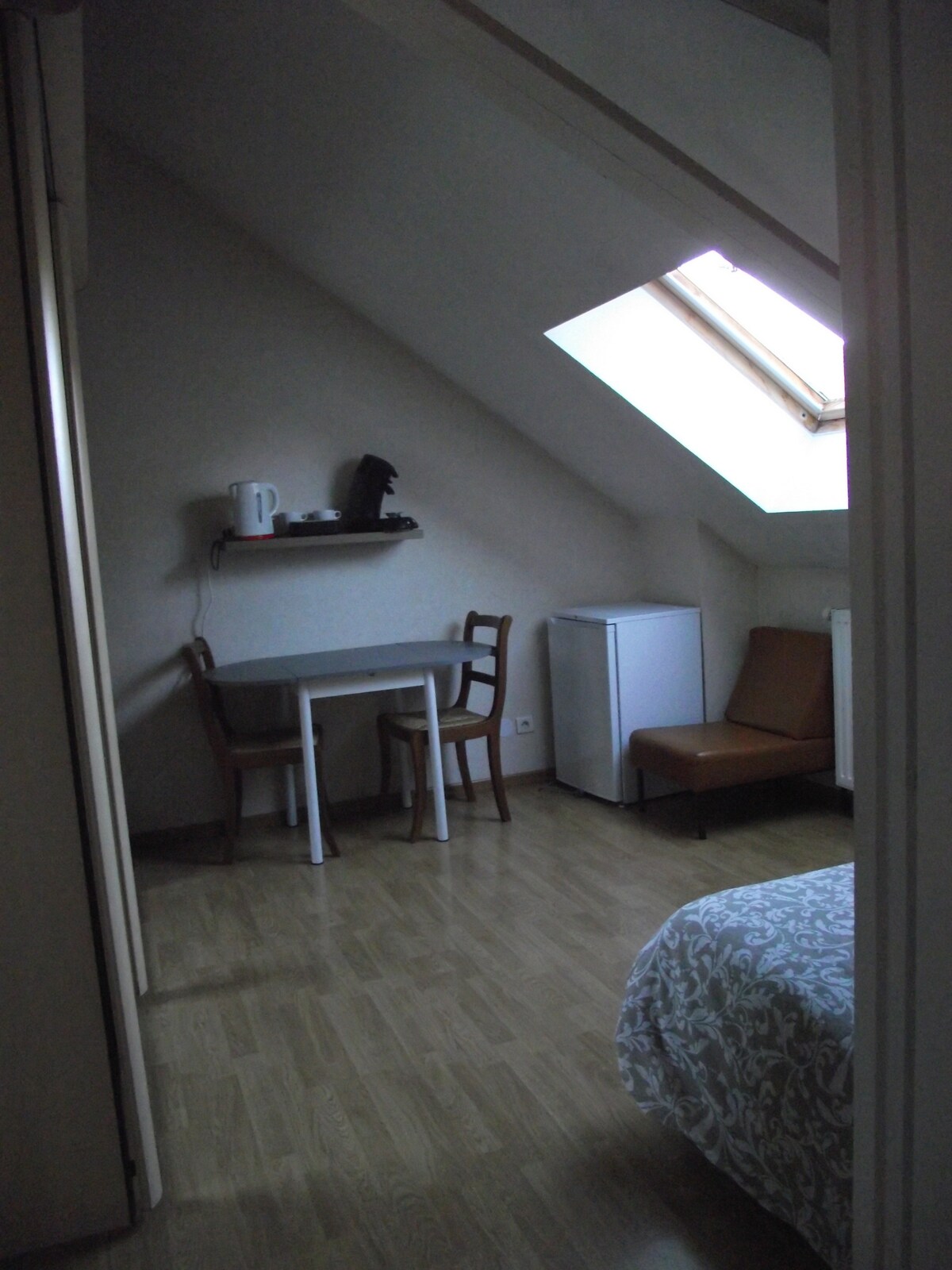 小公寓中的舒适安静的房间