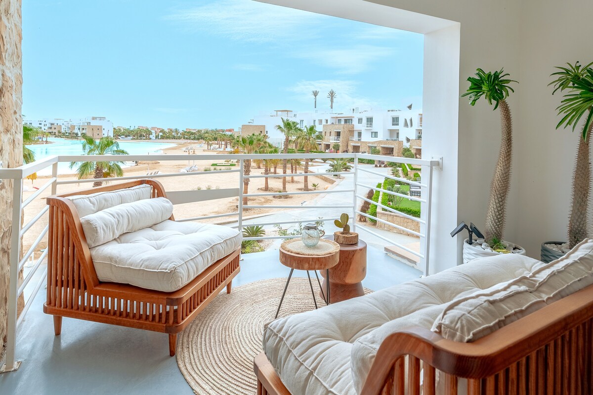 Deluxe 1 BR Design Apt in Swan Lake / Gouna