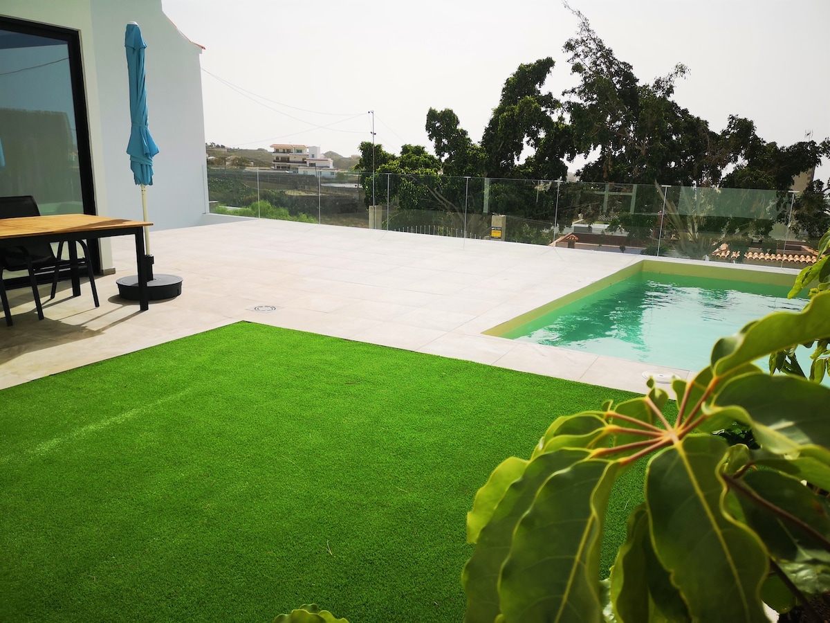 Nueva Villa con piscina, terrazas y vistas al mar