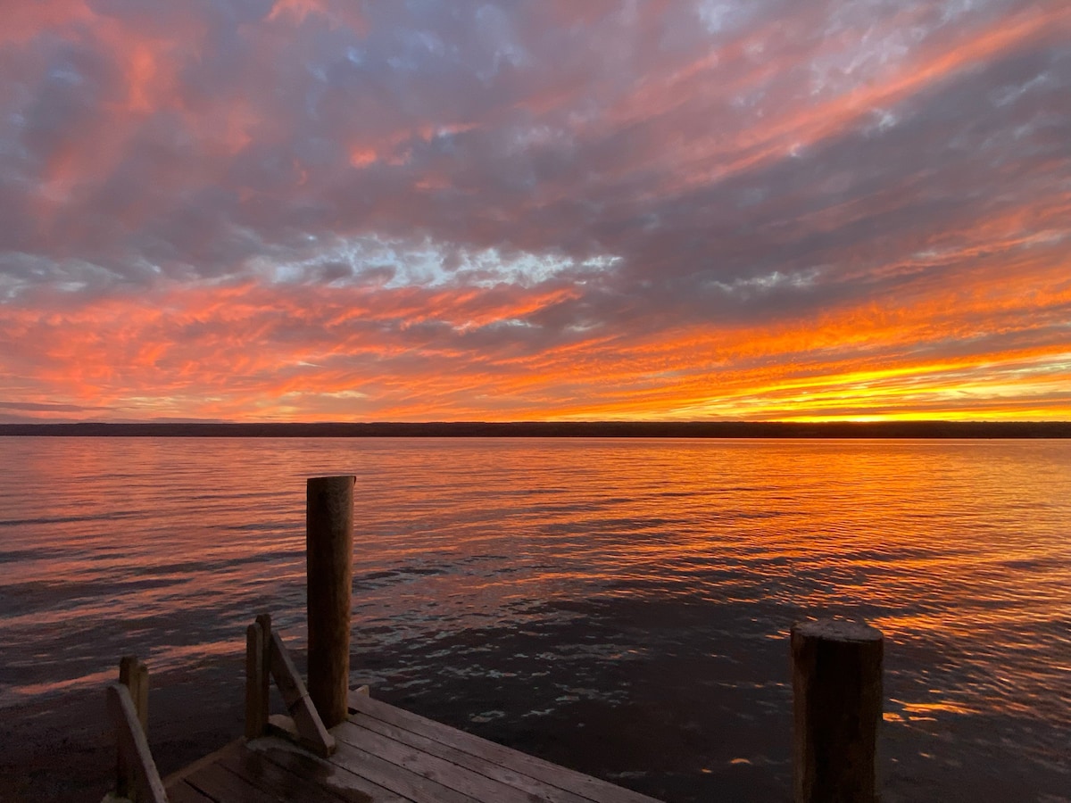 卡尤加湖（ Cayuga Lake ）上的国王渡轮小屋