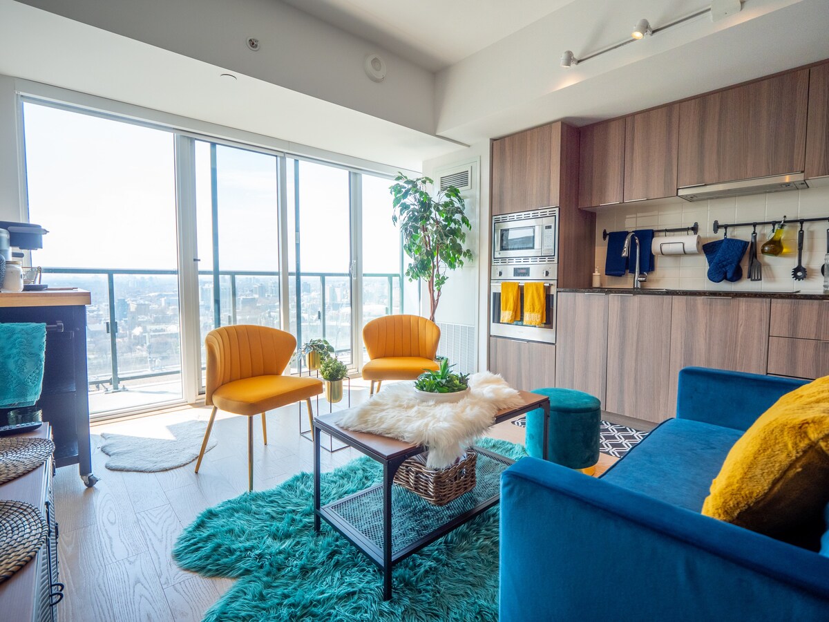 Toronto's Vibrant Condo Retreat With Scenic Views