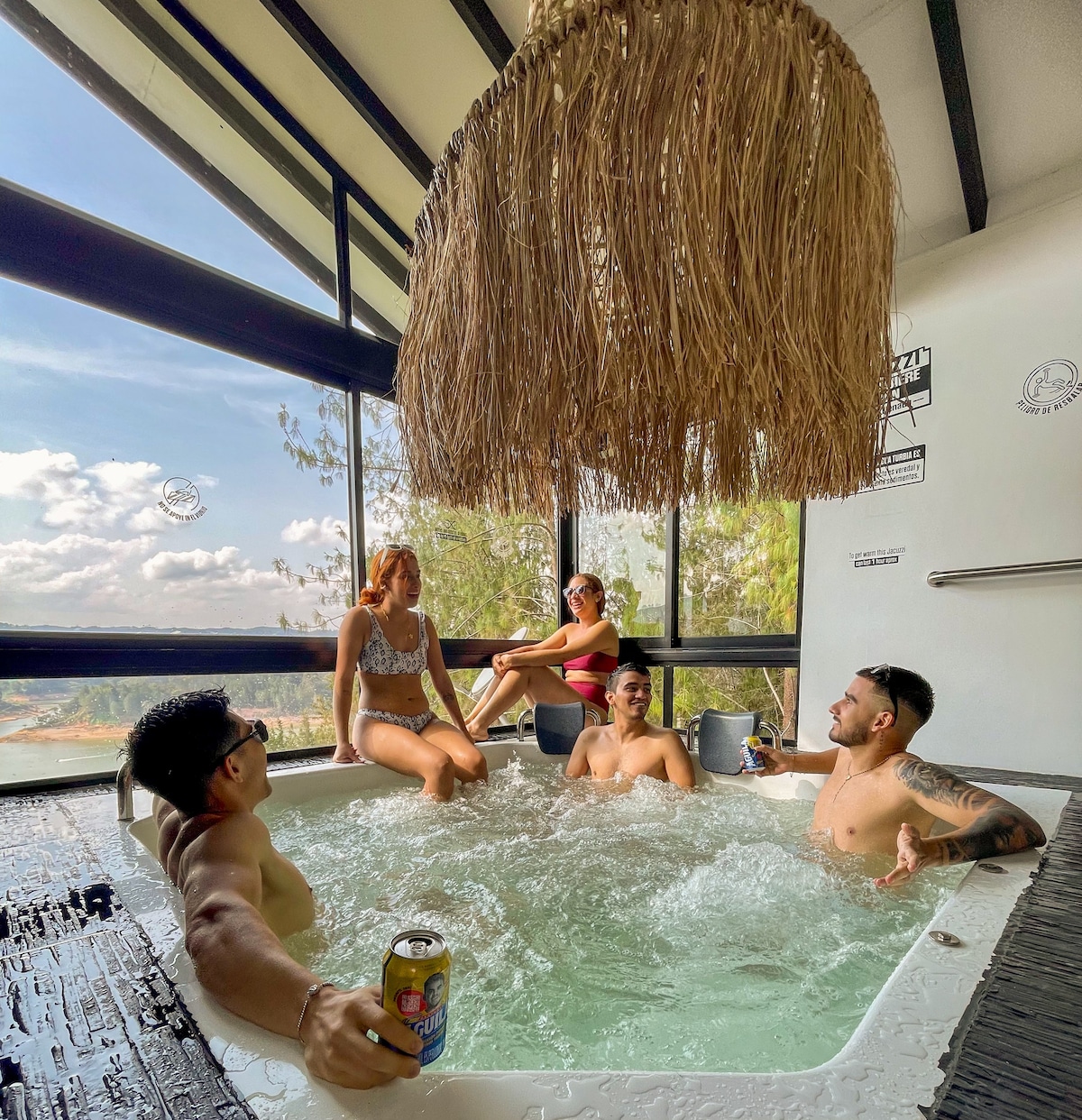 Jacuzzi, chimenea y una espectacular vista al lago