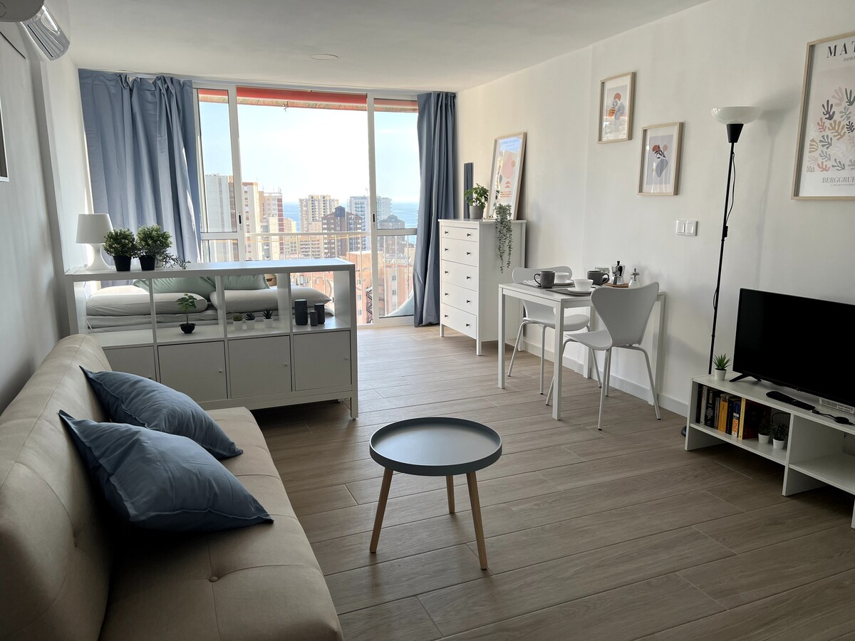 Apartamento con vistas al mar y piscina