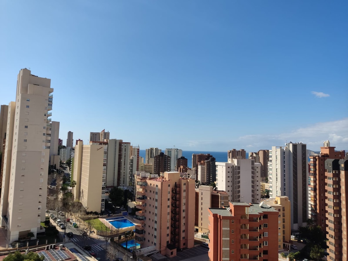 Apartamento con vistas al mar y piscina