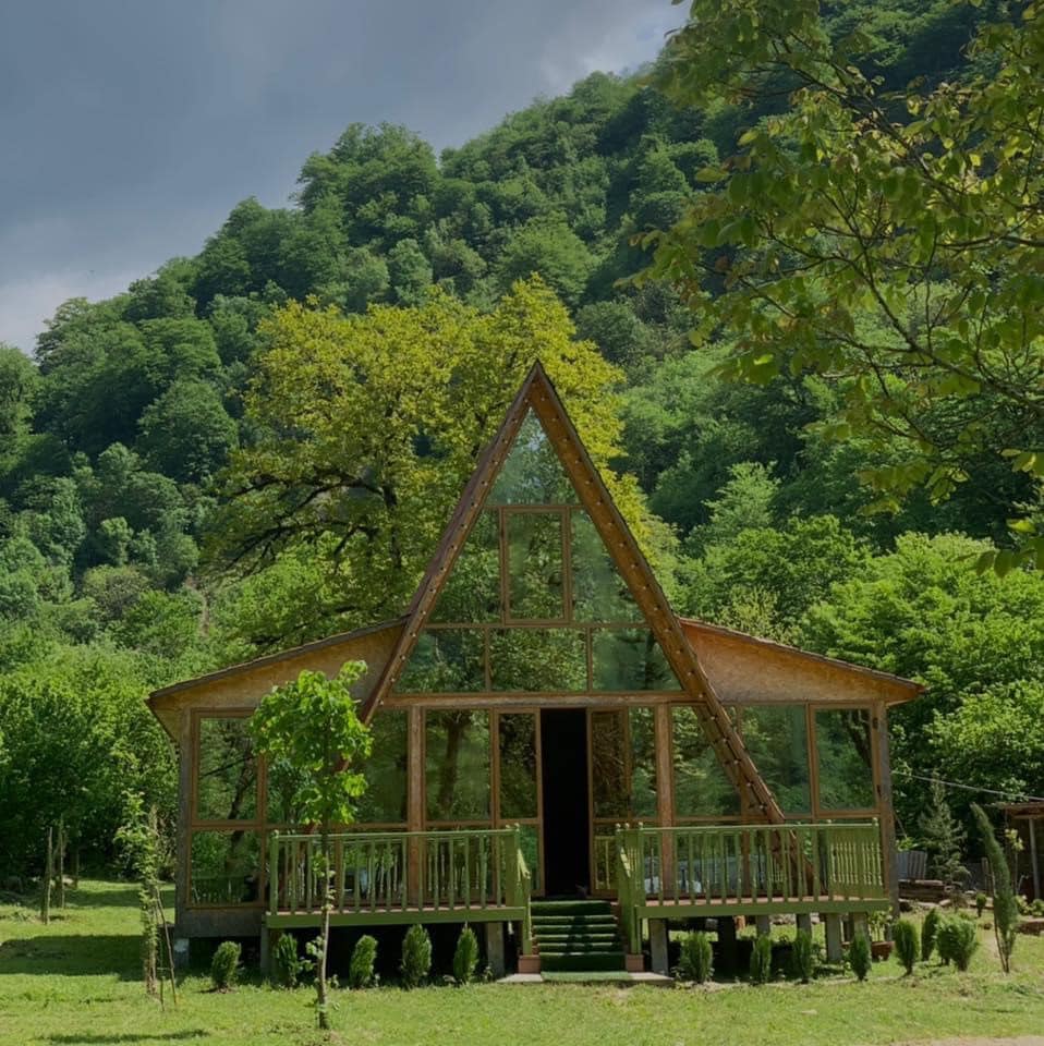 山脉和峡谷环绕的木质小屋。