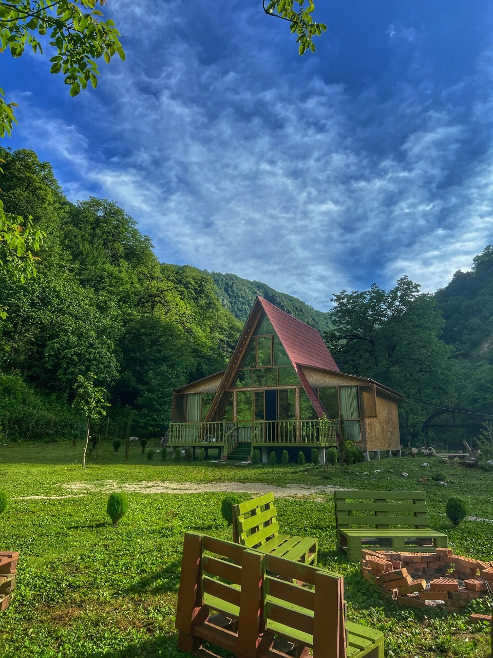 山脉和峡谷环绕的木质小屋。