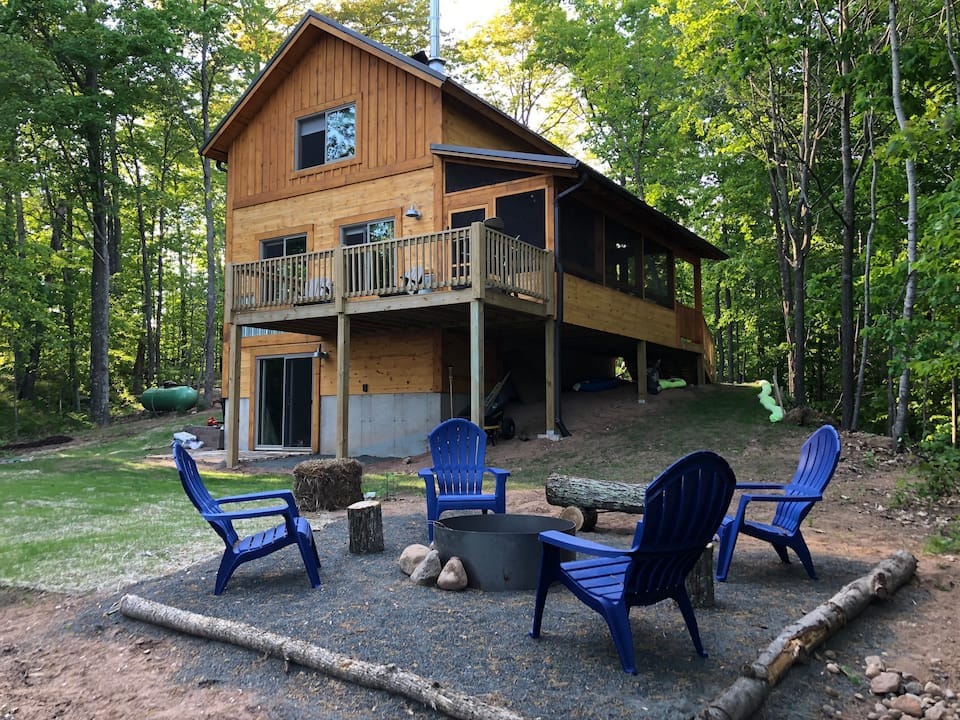 湖畔全新舒适小木屋，让您度过完美的假期！
