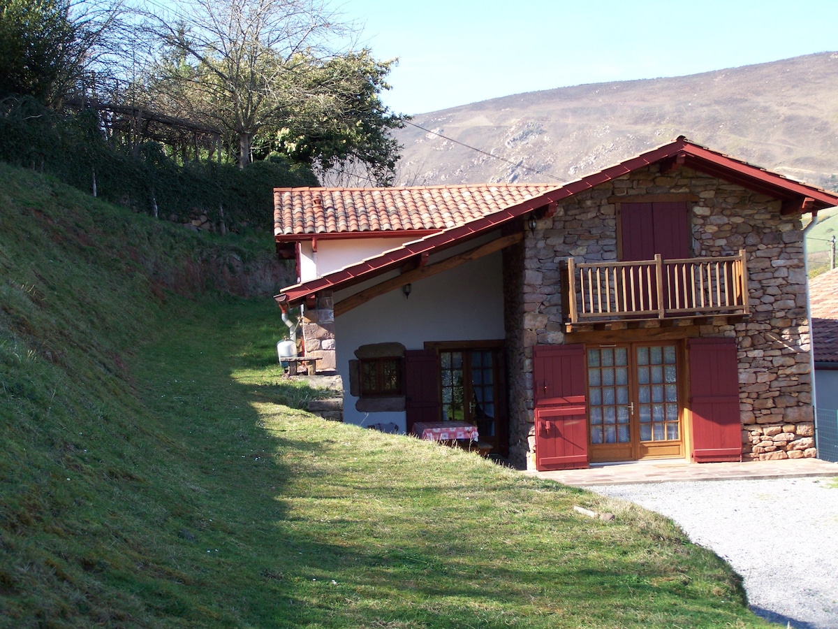 Ancienne bergerie rénovée face aux montagnes