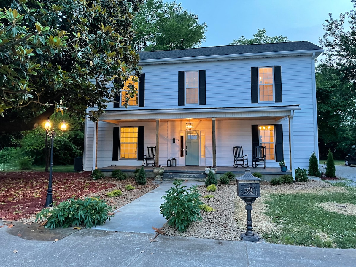 Historic Home - Walk to Downtown Winchester TN!