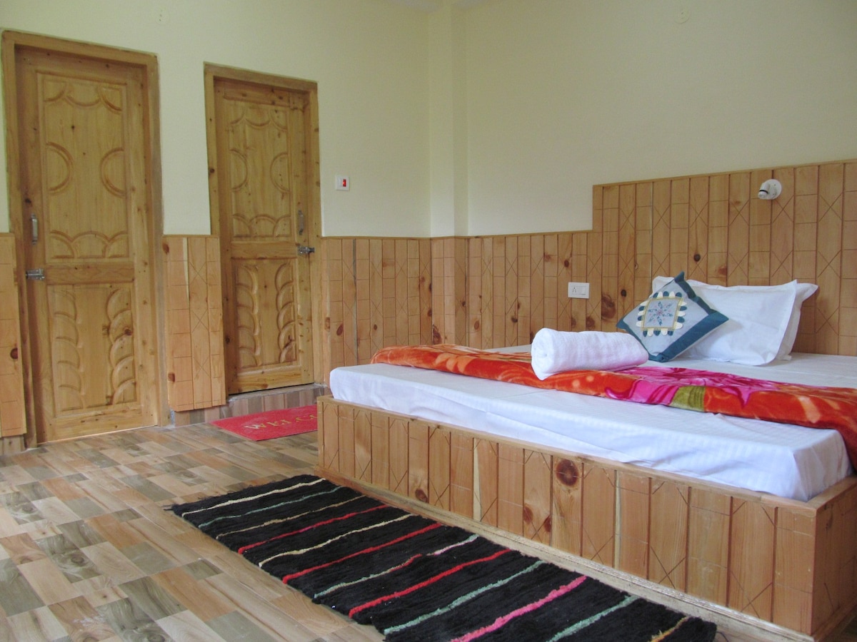 Deluxe Room With Private Balcony In Jibhi