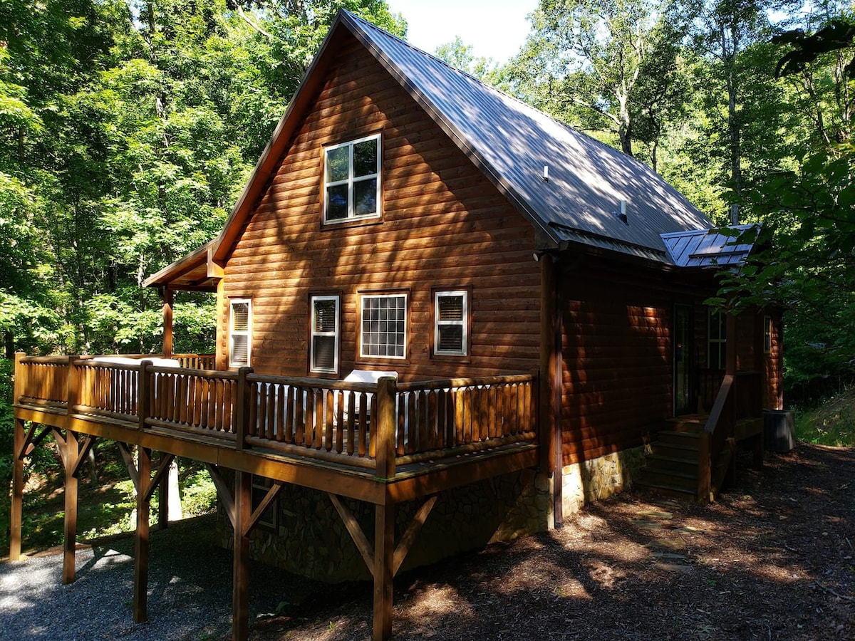 Cozy Mtn. Cabin, Modern Amenities, Dog-friendly!